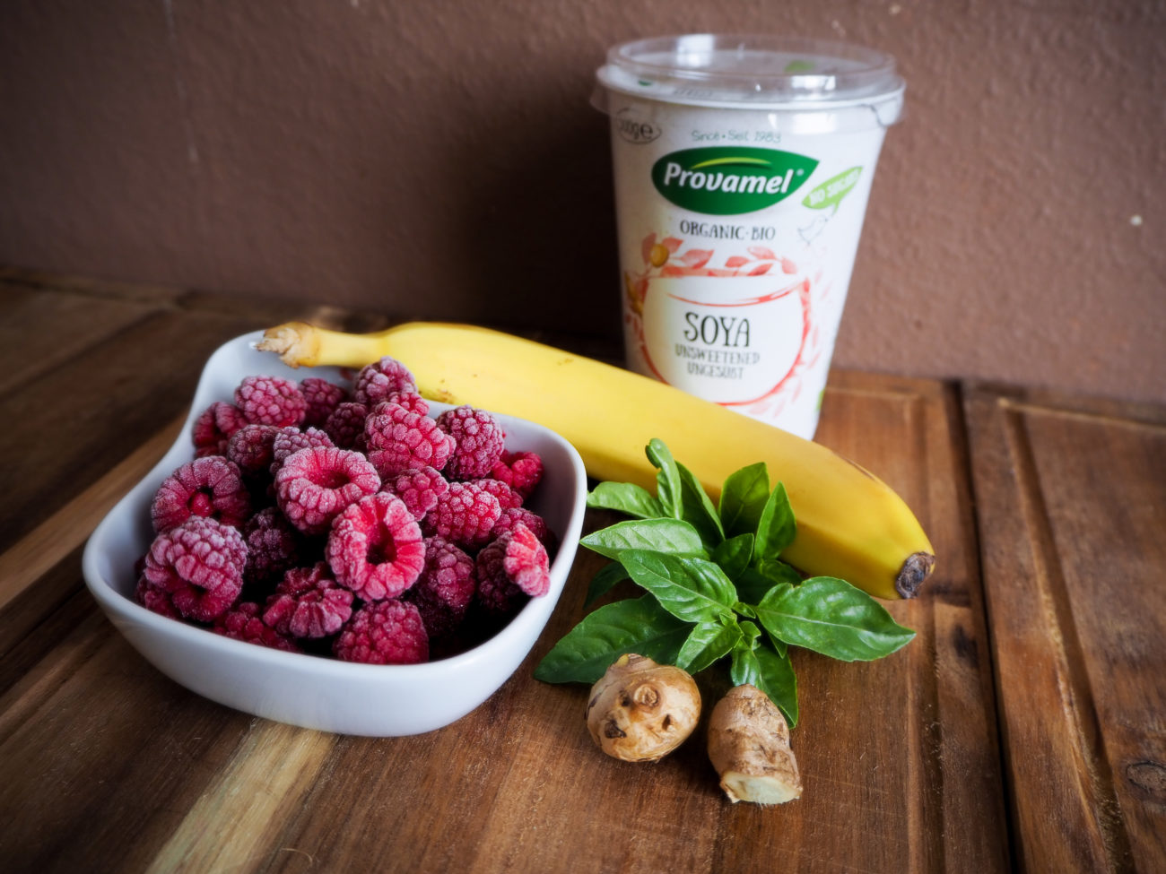 Himbeer-Joghurt Smoothie mit Basilikum und Ingwer - rundumpflanzlich